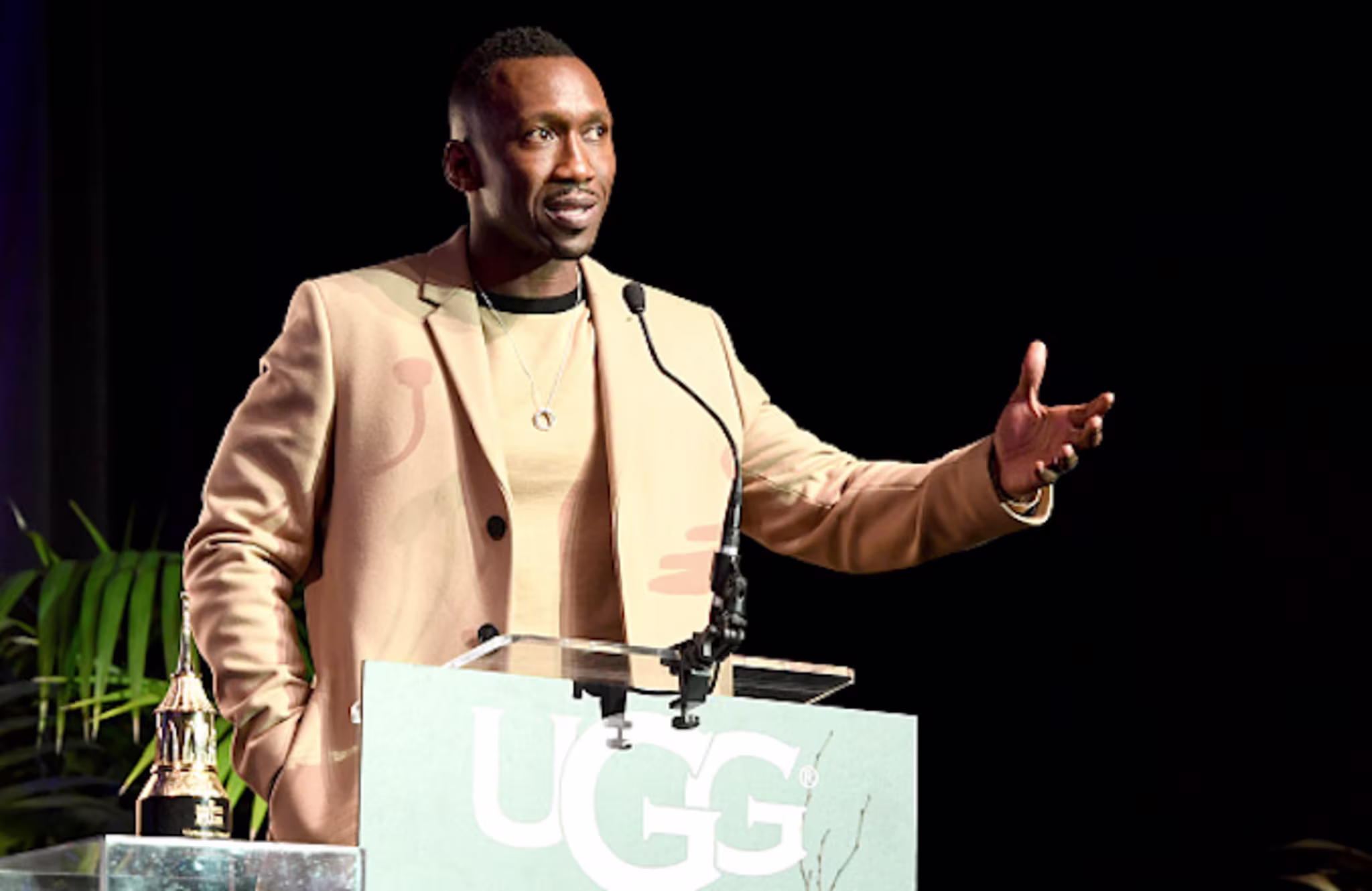 Mahershala Ali accetps the Virtuosos Award presented by UGG