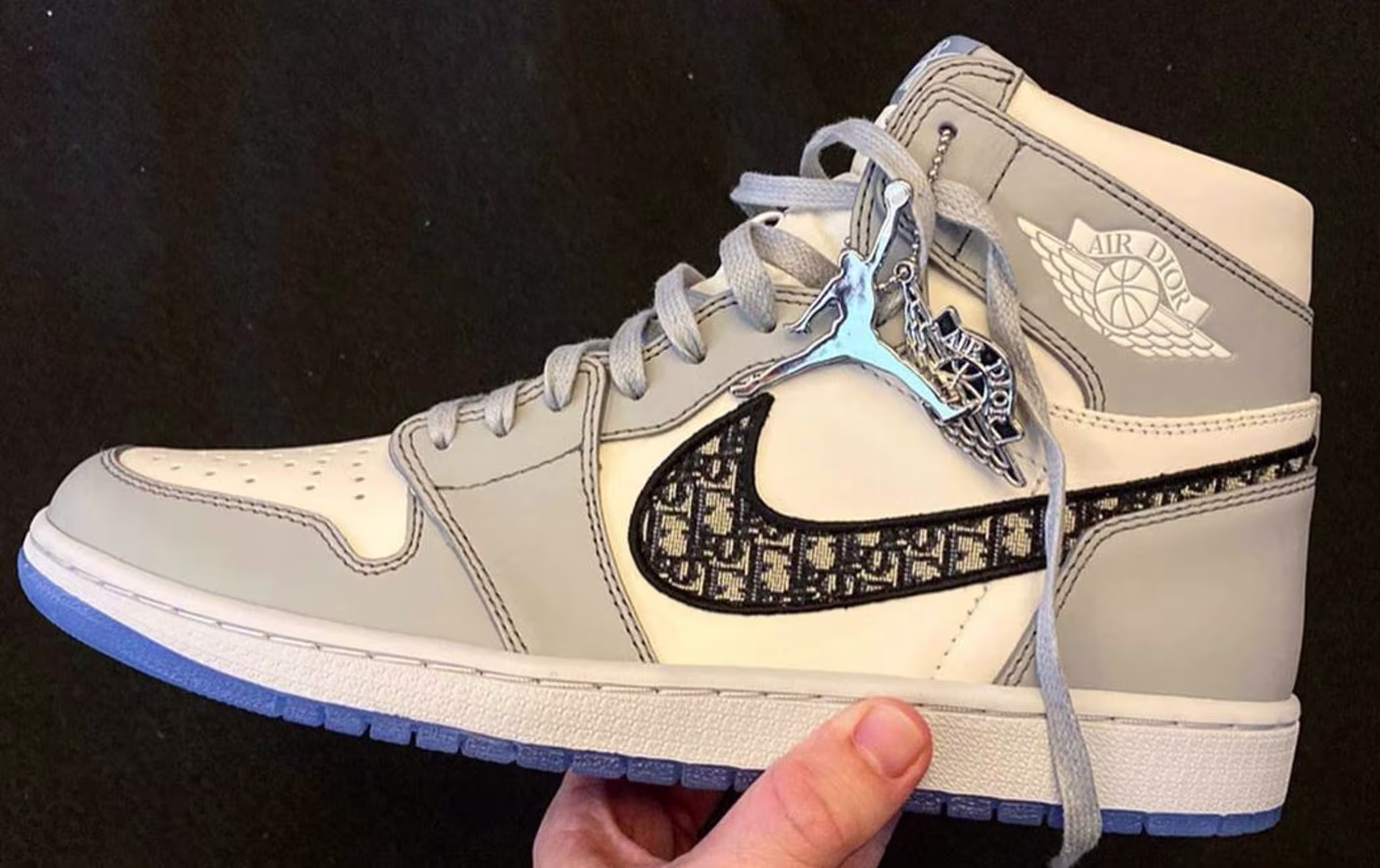Dior x Air Jordan 1 High (Lateral)