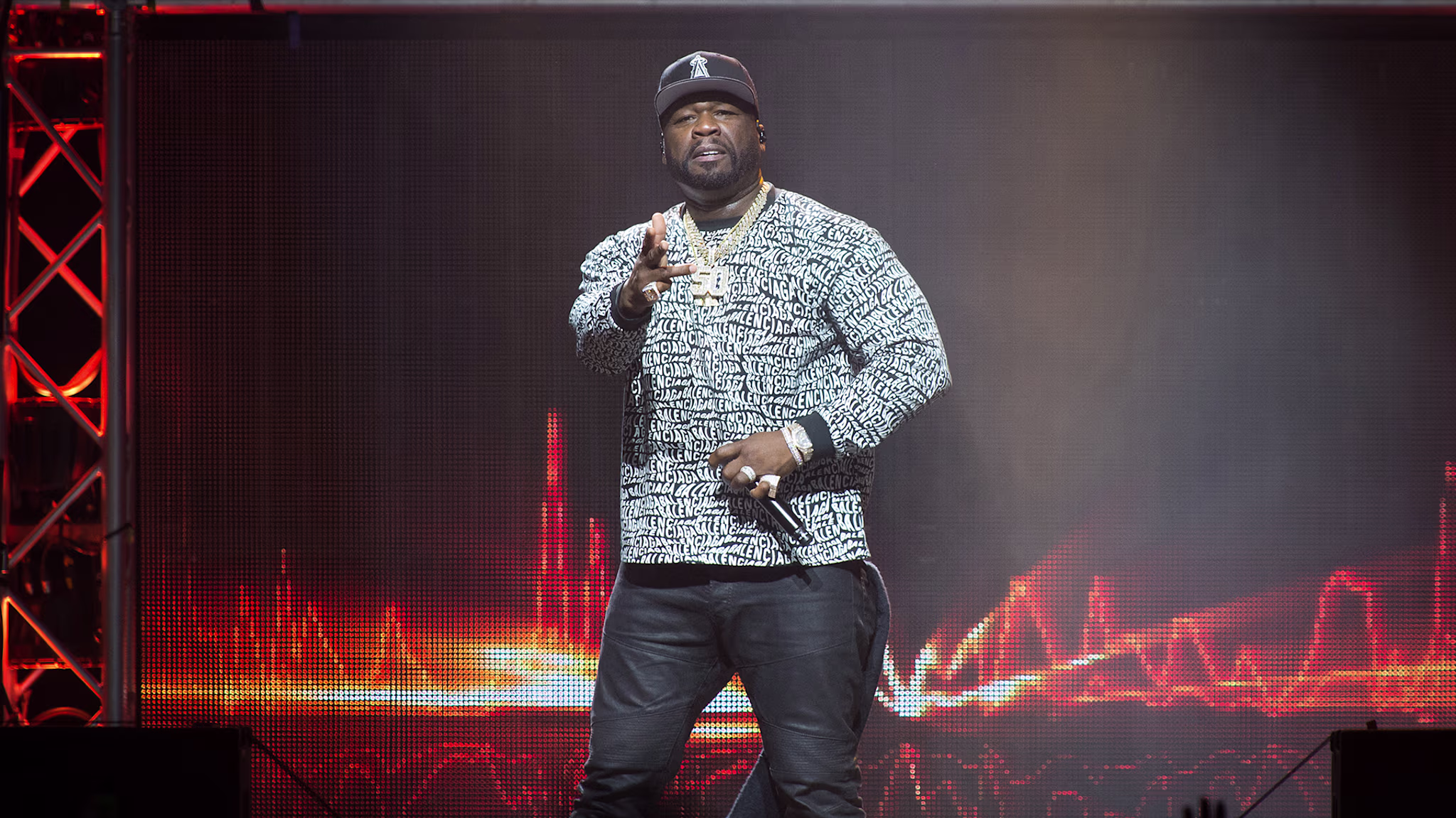 50 Cent performs at AccorHotels Arena on June 17, 2022 in Paris, France