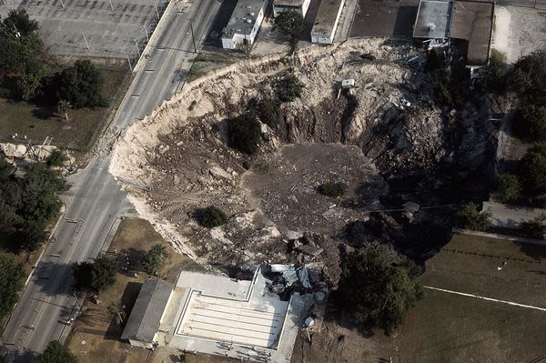 1981 Winter Park Sinkhole - The 50 Most Famous Disaster Photographs ...