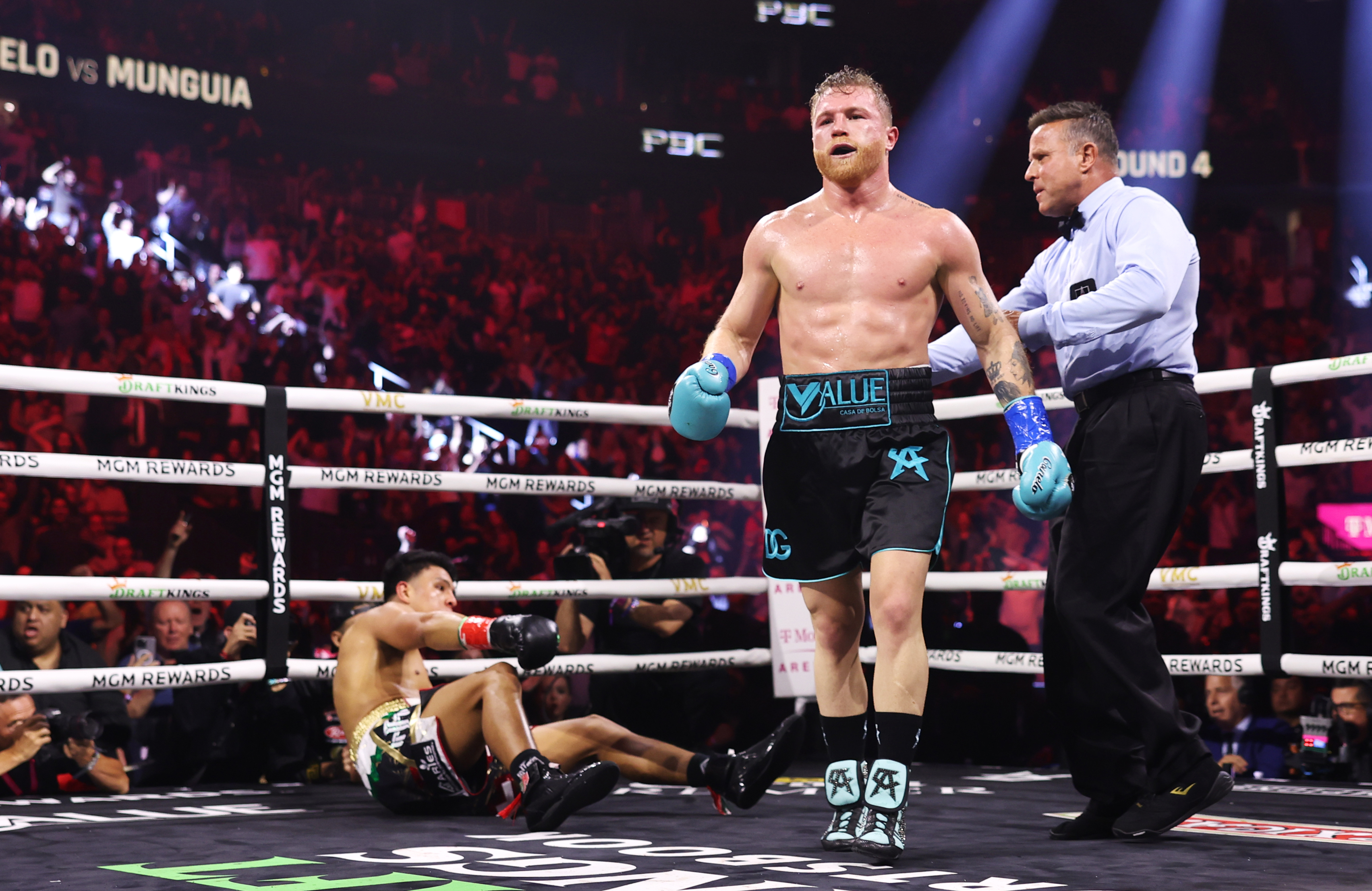 Canelo knocks down Jaime Mungia for the first time in his career