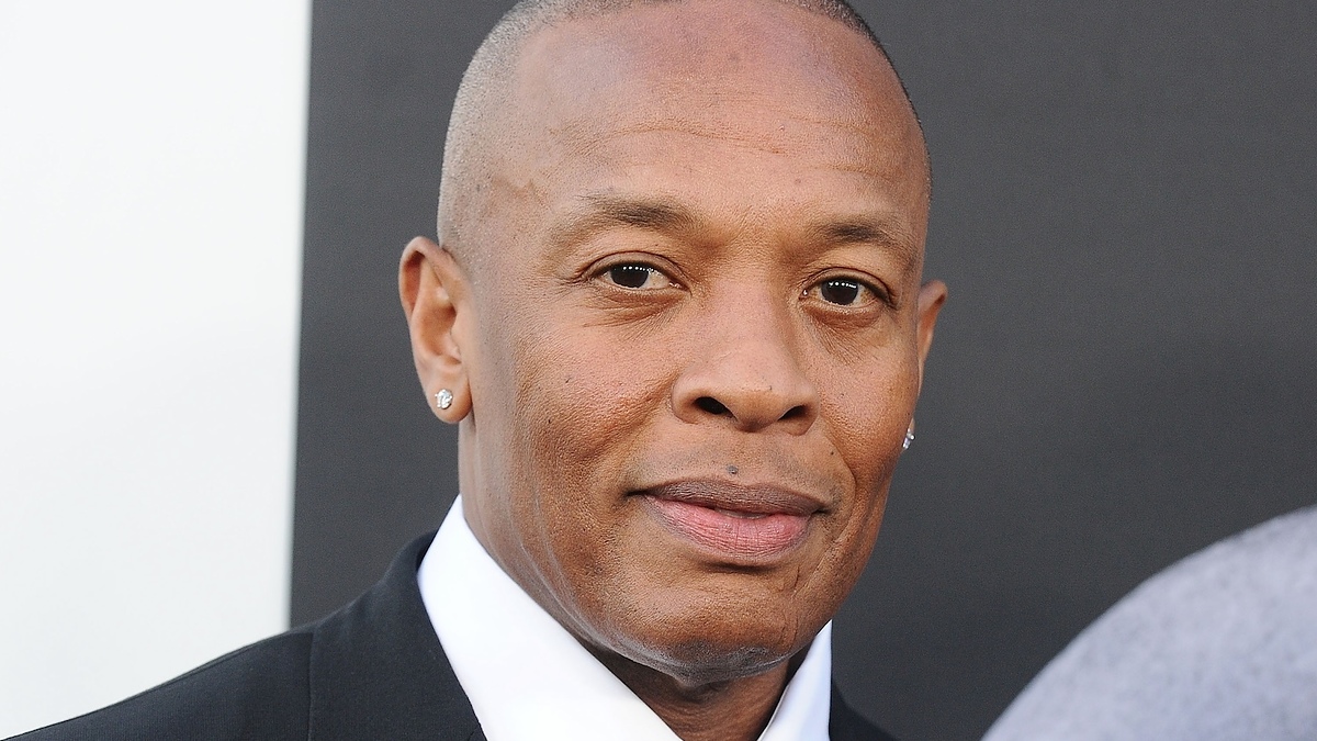 Dr. Dre in a black suit at an event