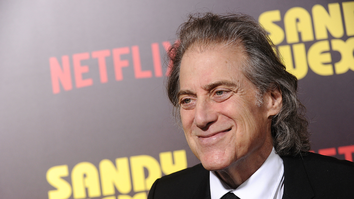 Richard Lewis in a black suit on the red carpet at the 'Sandy Wexler' premiere