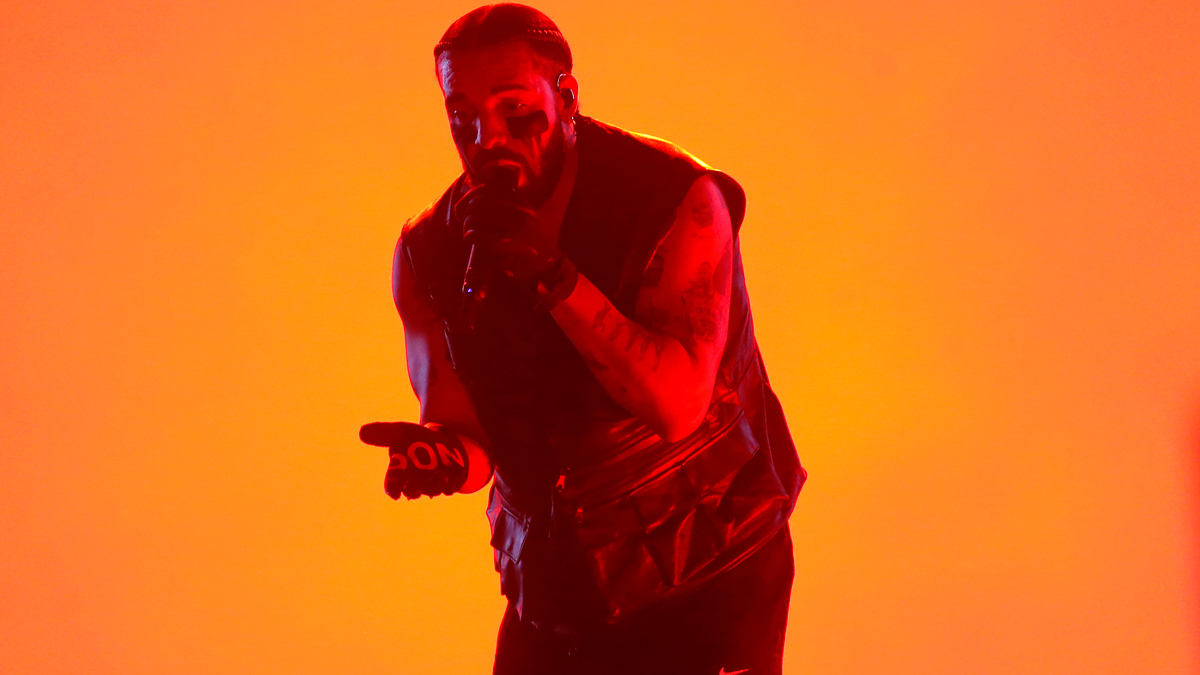 drake performing live