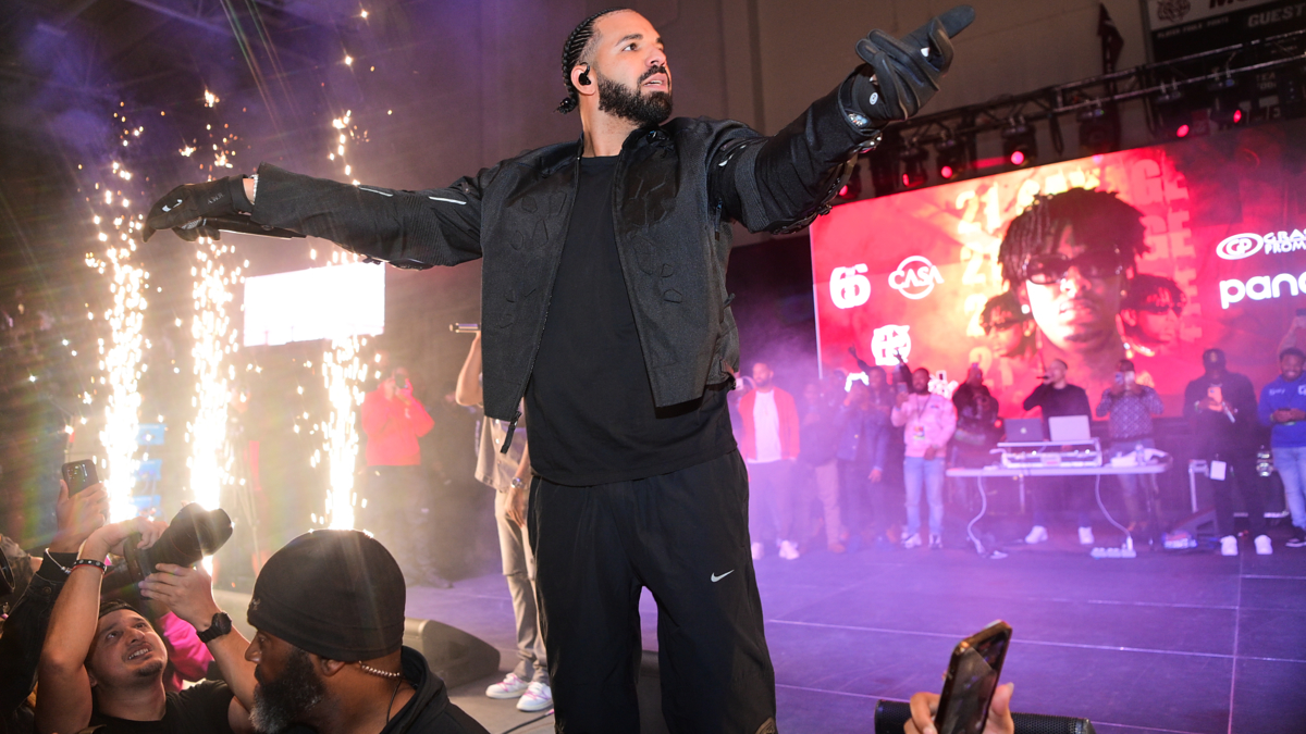 drake performs live