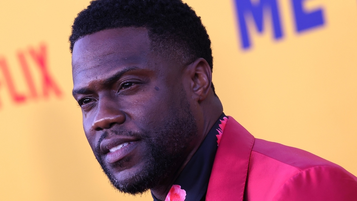 Kevin Hart Races NFL Player