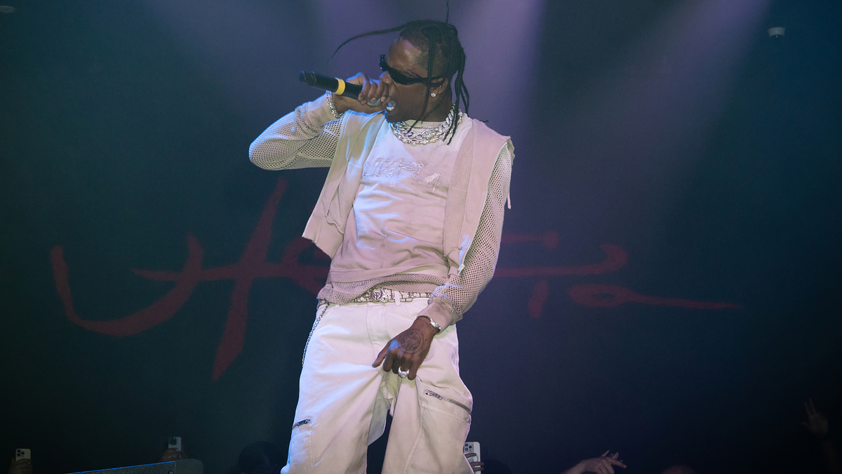 travis scott performing