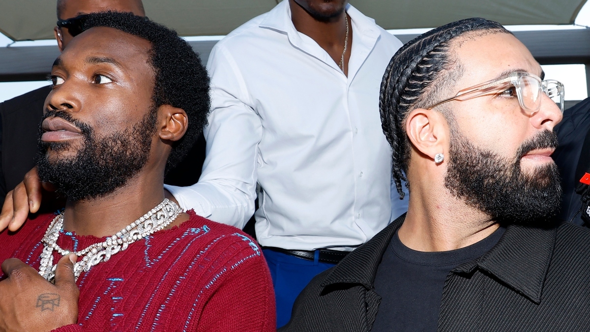 Drake Enters Philadelphia Show With Meek Mill