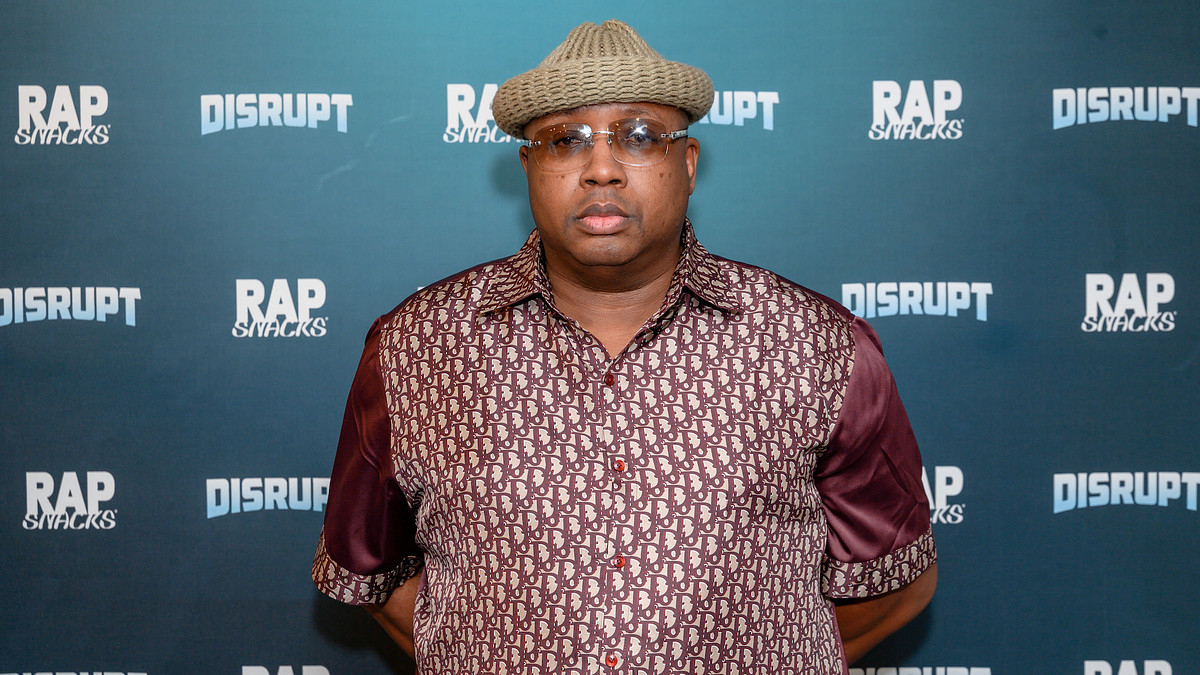 This is a picture of E-40 at disrupt and rapevent.