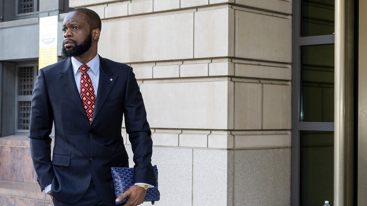 Fugees rapper Pras enters D.C. courthouse