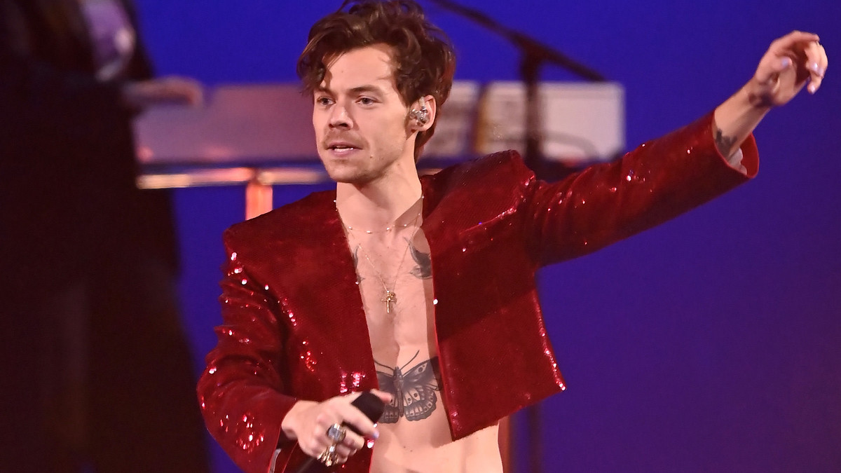 Harry Styles performs in England in 2022