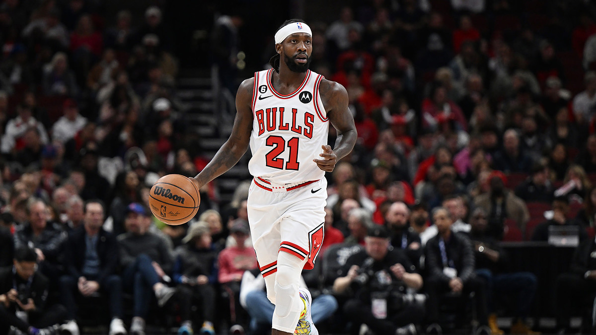 Patrick Beverley #21 of the Chicago Bulls handles the basketball