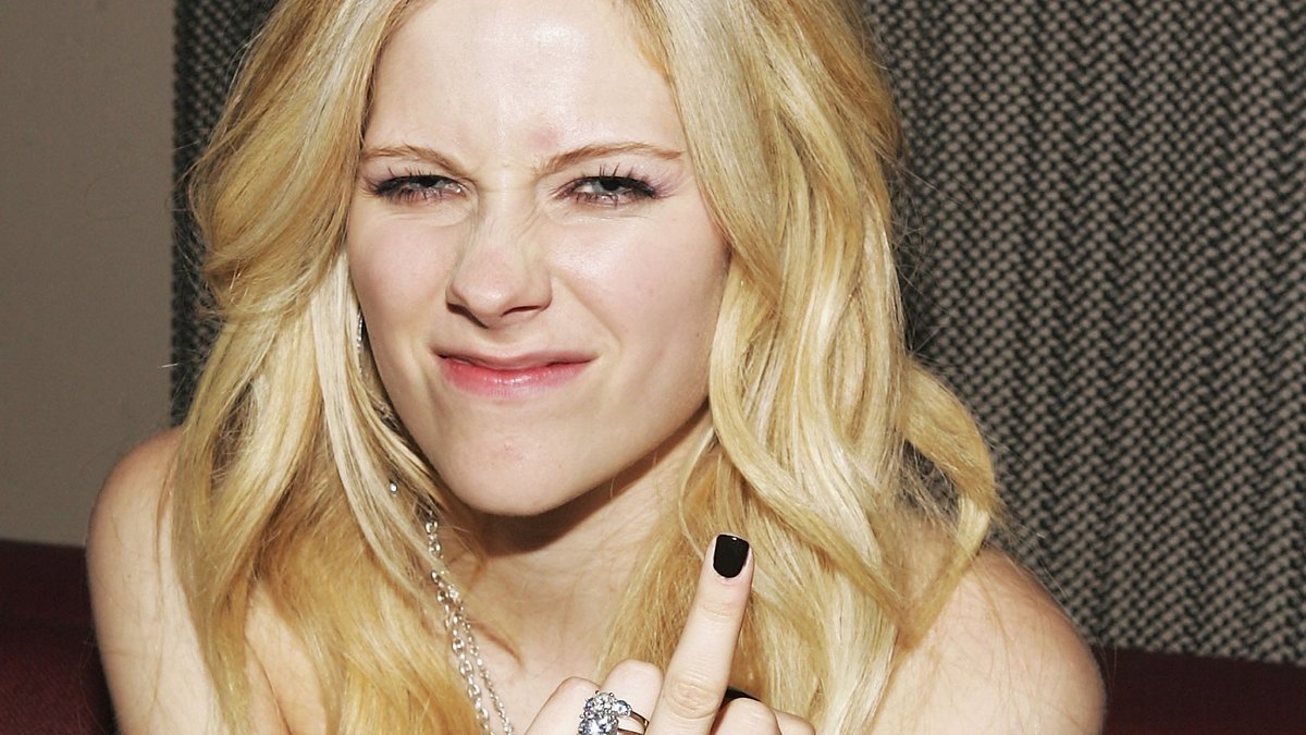 Averil lavigne giving the finger