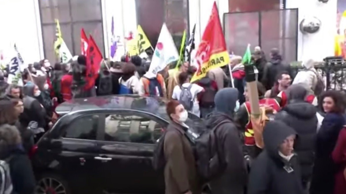 French protestors storm LVMH headquarters