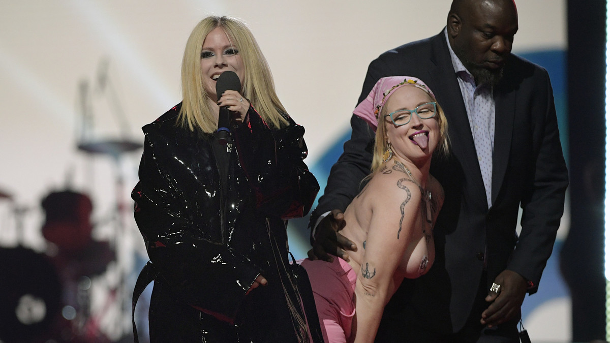 avril lavigne and topless streaker