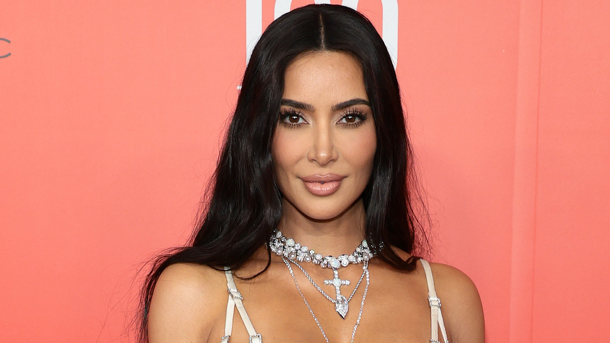 kim kardashian teases her look
