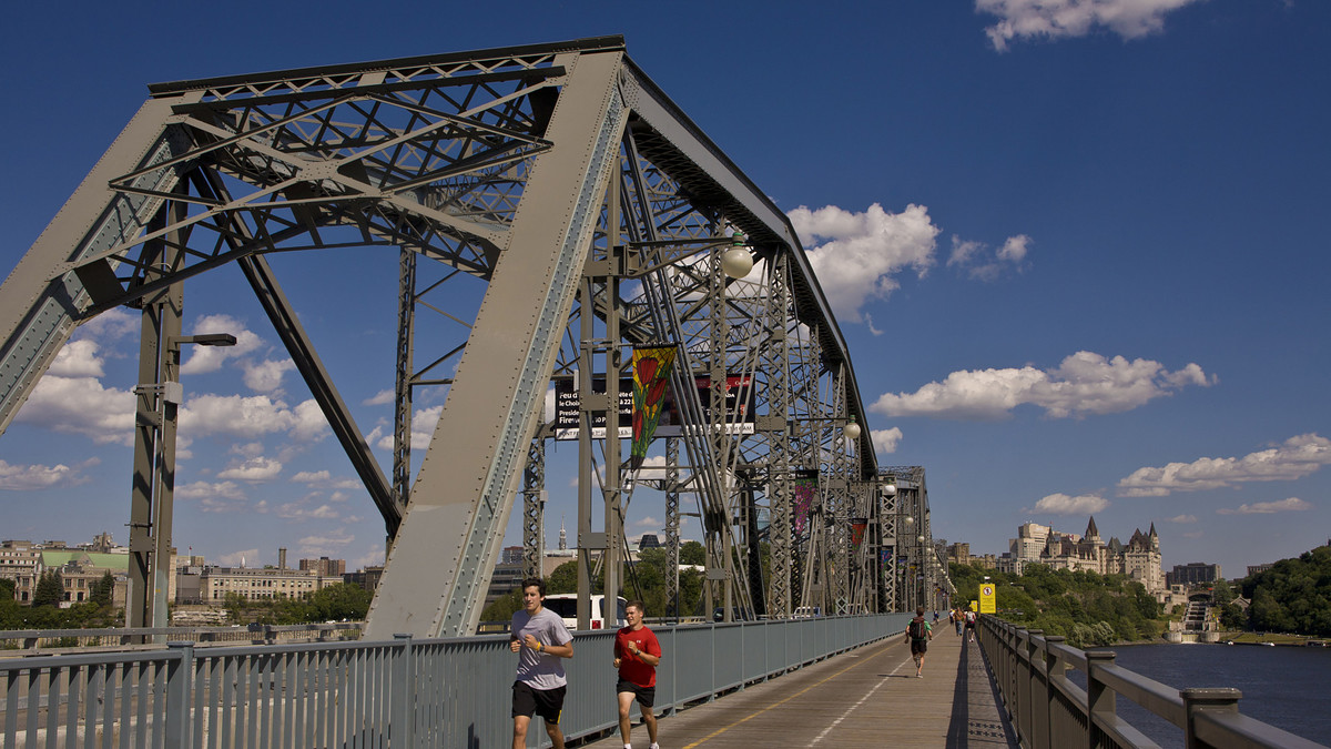 Crossing the bridge to gatineau