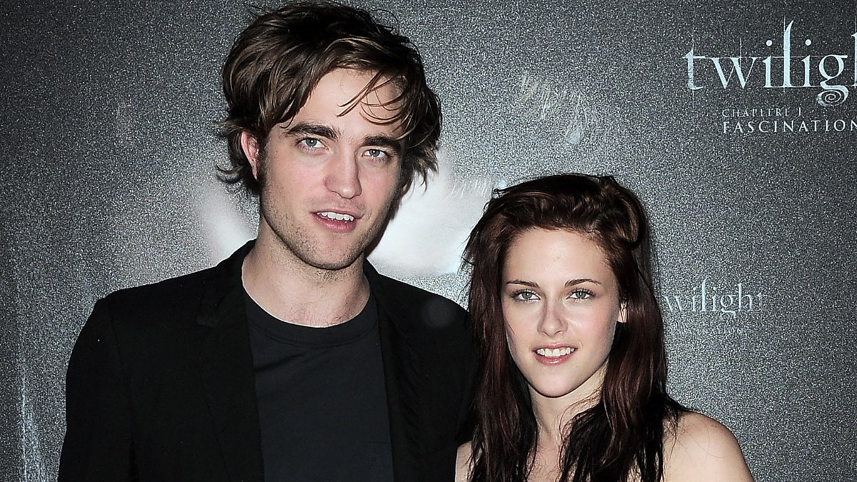 Photo of Robert Pattinson and Kristen Stewart at an event. 