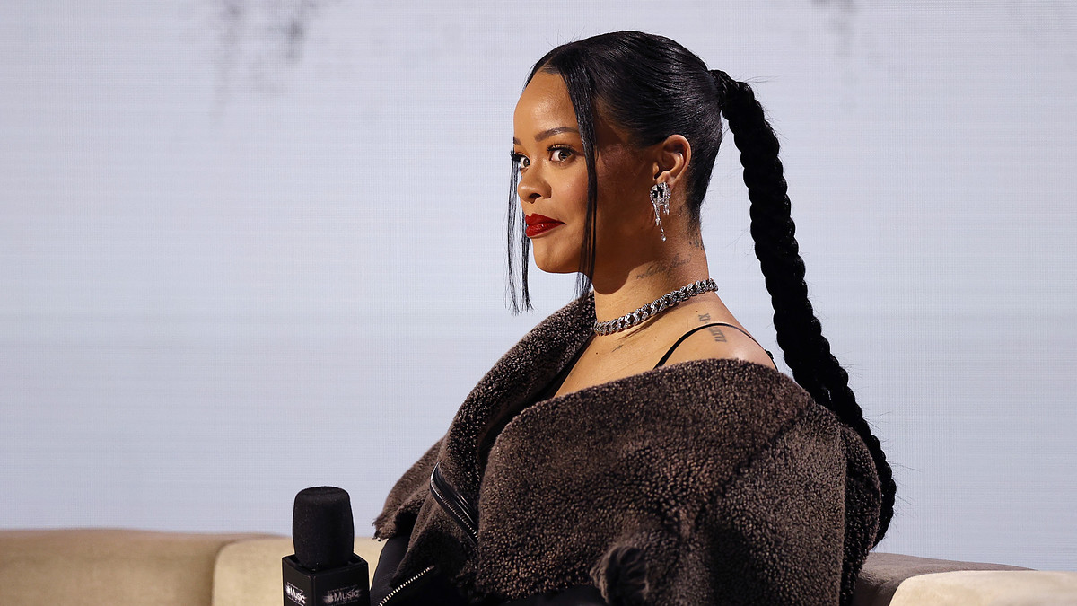 rihanna super bowl explainer post