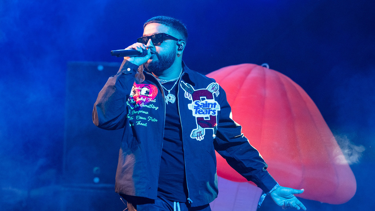 Nav performing at Coachella