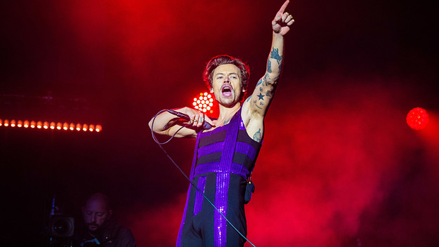 Harry Styles performs in England in 2022