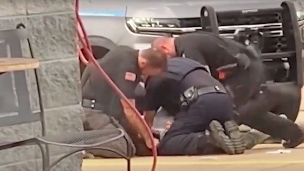 Arkansas police are seen beating up a man