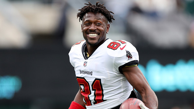 Antonio Brown on the field prior to game against the New York Jets in 2022