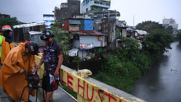 People secure their boats in Baseco, Manila as Typhoon Noru approaches the Philippines on September 25, 2022.