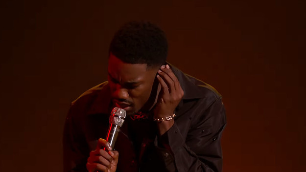 Giveon in his performance at the BET Awards 2022