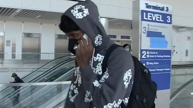 Frank Ocean in a wig in the airport, leave him alone