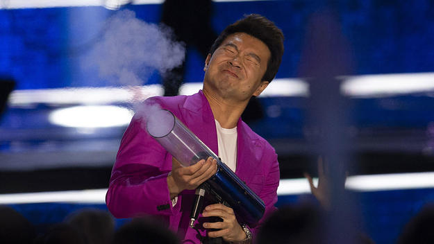 Simu Liu launched a t-shirt gun at the 2022 Juno Awards