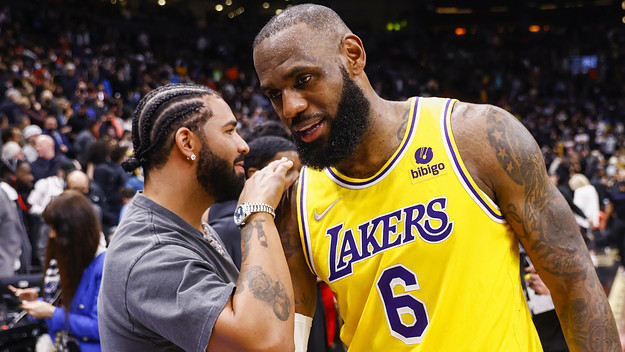 Drake and LeBron courtside during a March 2022 game between the Lakers and Raptors