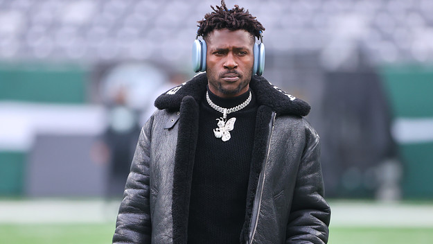 Antonio Brown on the field prior to game against the New York Jets in 2022