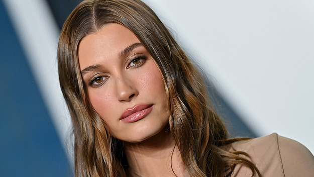Hailey Bieber attends the 2022 Vanity Fair Oscar Party .