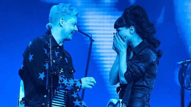 Jack White proposes to girlfriend on stage