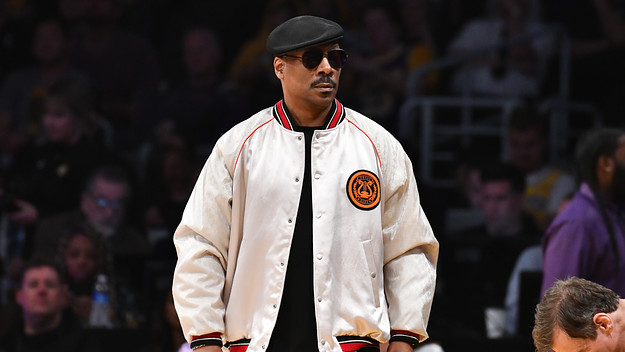 Eddie Murphy attends an NBA game.