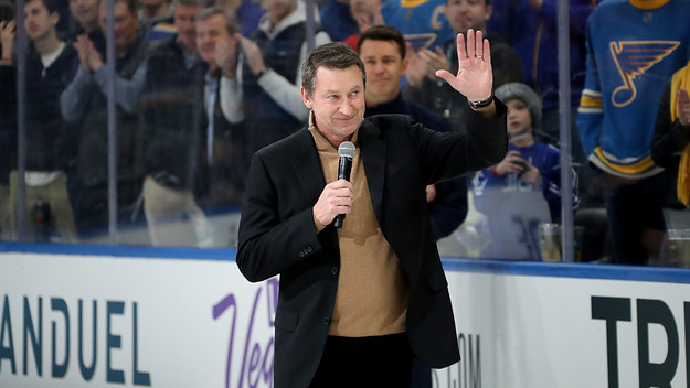 Wayne Gretsky waving at fans