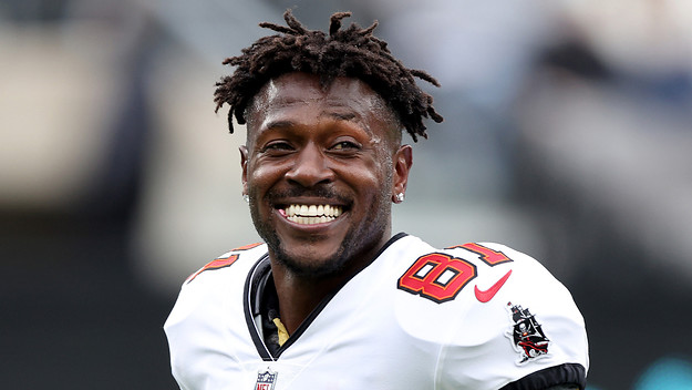 Antonio Brrown cracks a smile before Bucs game.