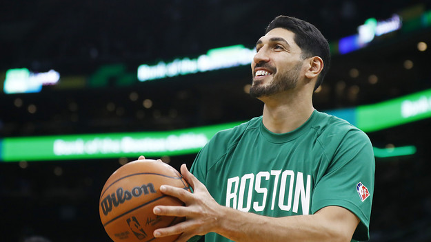 Enes Kanter warming up during Boston Celtics game