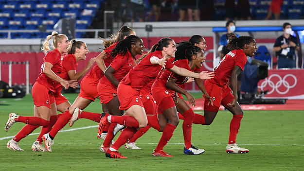 Players of Canada celebrate winning the women's football final between Sweden and Canada at the Tokyo 2020 Olympic Games