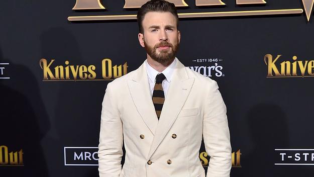 Chris Evans poses at the "Knives Out" premiere