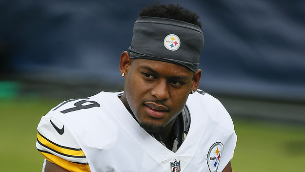 JuJu Smith Schuster #19 of the Pittsburgh Steelers warms up
