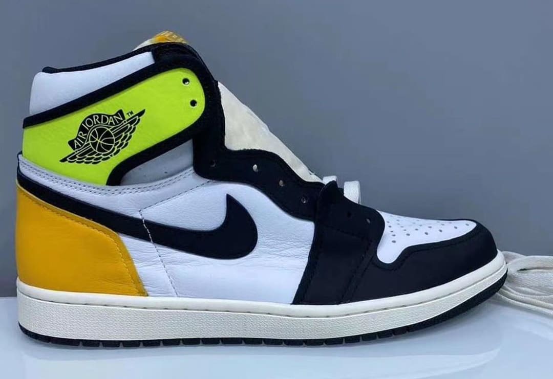 スニーカー Nike Jordan 1 Retro High White Black Volt 555088-118 Buy Air Jordan 1 Retro High OG 'Volt Gold' - 555088 118 | GOAT