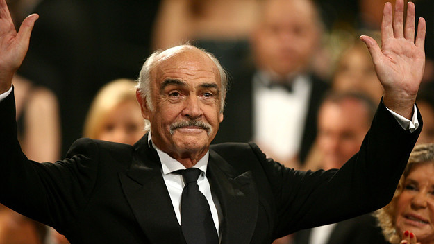 Sean Connery waves to the audience during the 34th AFI Life Achievement Award tribute