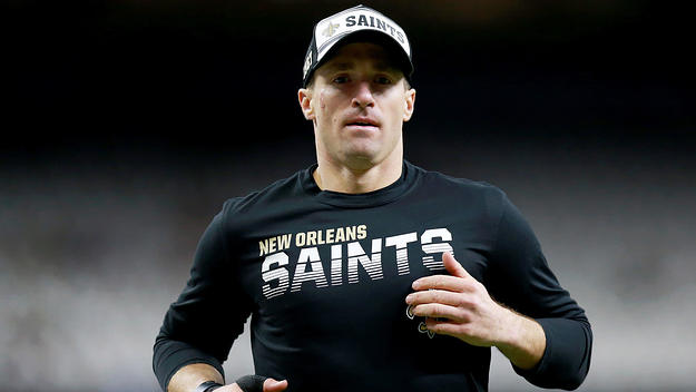 Drew Brees warms up