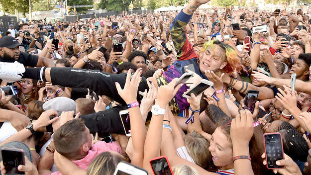 Tekashi crowdsurf