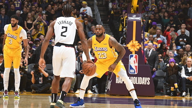 LeBron James plays defense against Kawhi Leonard during Lakers/Clippers game.