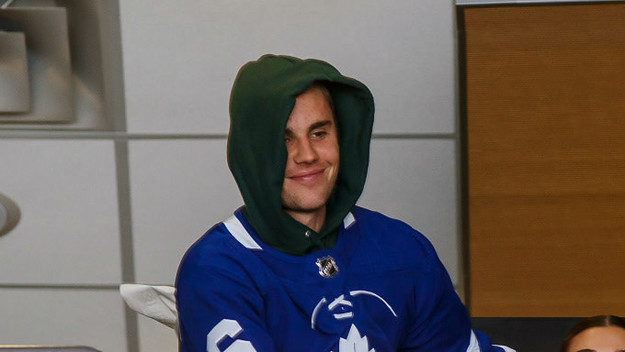 Hailey Baldwin and Justin Bieber take in the Toronto Maple Leafs