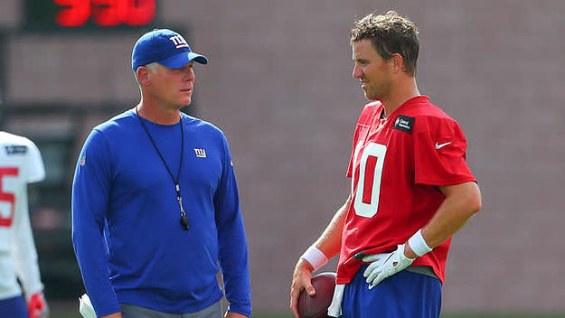 Eli Manning (R) and Giants coach Pat Shurmur.
