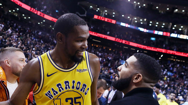 Kevin Durant talks with Drake